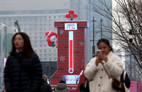 ▲28일 서울 종로구 광화문광장에 설치된 사랑의 온도탑 나눔온도가 77.3도를 가리키고 있다. 사랑의열매 사회복지공동모금회 '희망2026나눔캠페인'의 올해 목표 모금액은 4500억원으로 1%가 쌓일 때마다 온도탑 온도가 1도씩 올라가며 내년 1월 31일까지 진행된다. 신태현 기자 holjjak@