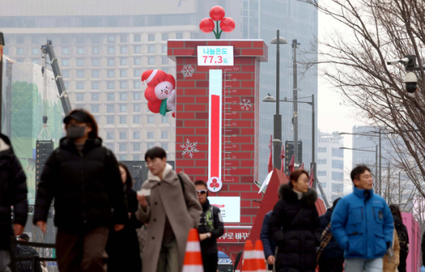 ▲28일 서울 종로구 광화문광장에 설치된 사랑의 온도탑 나눔온도가 77.3도를 가리키고 있다. 사랑의열매 사회복지공동모금회 '희망2026나눔캠페인'의 올해 목표 모금액은 4500억원으로 1%가 쌓일 때마다 온도탑 온도가 1도씩 올라가며 내년 1월 31일까지 진행된다. 신태현 기자 holjjak@