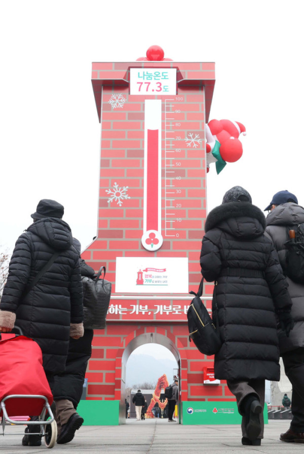 ▲28일 서울 종로구 광화문광장에 설치된 사랑의 온도탑 나눔온도가 77.3도를 가리키고 있다. 사랑의열매 사회복지공동모금회 '희망2026나눔캠페인'의 올해 목표 모금액은 4500억원으로 1%가 쌓일 때마다 온도탑 온도가 1도씩 올라가며 내년 1월 31일까지 진행된다. 신태현 기자 holjjak@