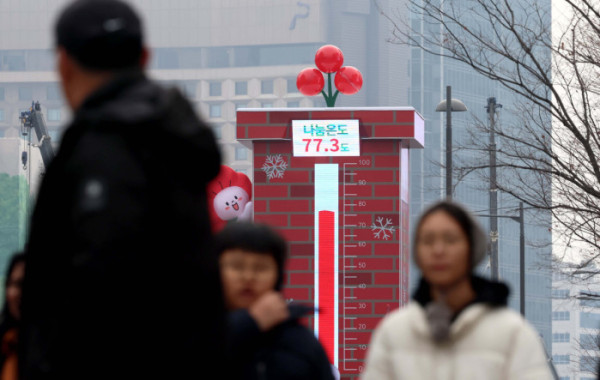 ▲28일 서울 종로구 광화문광장에 설치된 사랑의 온도탑 나눔온도가 77.3도를 가리키고 있다. 사랑의열매 사회복지공동모금회 '희망2026나눔캠페인'의 올해 목표 모금액은 4500억원으로 1%가 쌓일 때마다 온도탑 온도가 1도씩 올라가며 내년 1월 31일까지 진행된다. 신태현 기자 holjjak@