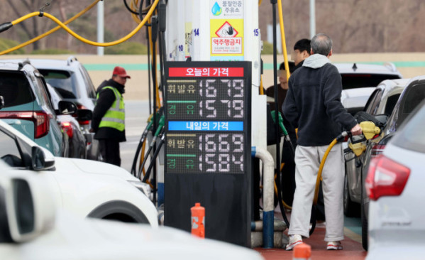 ▲국내 주유소 휘발유와 경유 가격이 3주 연속 하락한 가운데 28일 서울 서초구 만남의 광장 주유소에서 시민들이 주유를 하고 있다. 한국석유공사 유가정보시스템 오피넷에 따르면 12월 넷째 주 전국 주유소 휘발유 평균 판매 가격은 전주 대비 리터당 6.5원 내린 1735.3원을 기록했다. 경유 평균 판매 가격은 한 주 사이 11원 내린 리터당 1641.7원으로 집계됐다. 국제유가 변동은 보통 2∼3주 시차를 두고 국내 유가에 반영되는 가운데, 대한석유협회는 환율 상승에도 국제유가 하락 흐름이 이어지고 있다며 국내 주유소 기름값은 이번주에도 하락세를 보일 것이라고 전망했다. 신태현 기자 holjjak@
