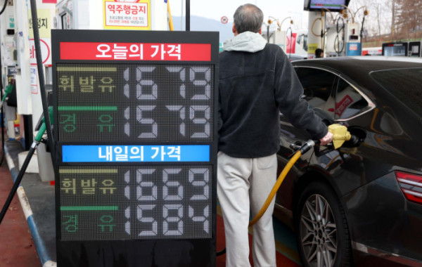 ▲국내 주유소 휘발유와 경유 가격이 3주 연속 하락한 가운데 28일 서울 서초구 만남의 광장 주유소에서 시민들이 주유를 하고 있다. 한국석유공사 유가정보시스템 오피넷에 따르면 12월 넷째 주 전국 주유소 휘발유 평균 판매 가격은 전주 대비 리터당 6.5원 내린 1735.3원을 기록했다. 경유 평균 판매 가격은 한 주 사이 11원 내린 리터당 1641.7원으로 집계됐다. 국제유가 변동은 보통 2∼3주 시차를 두고 국내 유가에 반영되는 가운데, 대한석유협회는 환율 상승에도 국제유가 하락 흐름이 이어지고 있다며 국내 주유소 기름값은 이번주에도 하락세를 보일 것이라고 전망했다. 신태현 기자 holjjak@