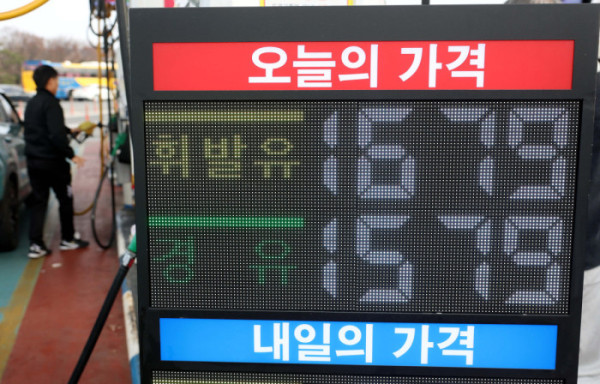 ▲국내 주유소 휘발유와 경유 가격이 3주 연속 하락한 가운데 28일 서울 서초구 만남의 광장 주유소에서 시민들이 주유를 하고 있다. 한국석유공사 유가정보시스템 오피넷에 따르면 12월 넷째 주 전국 주유소 휘발유 평균 판매 가격은 전주 대비 리터당 6.5원 내린 1735.3원을 기록했다. 경유 평균 판매 가격은 한 주 사이 11원 내린 리터당 1641.7원으로 집계됐다. 국제유가 변동은 보통 2∼3주 시차를 두고 국내 유가에 반영되는 가운데, 대한석유협회는 환율 상승에도 국제유가 하락 흐름이 이어지고 있다며 국내 주유소 기름값은 이번주에도 하락세를 보일 것이라고 전망했다. 신태현 기자 holjjak@