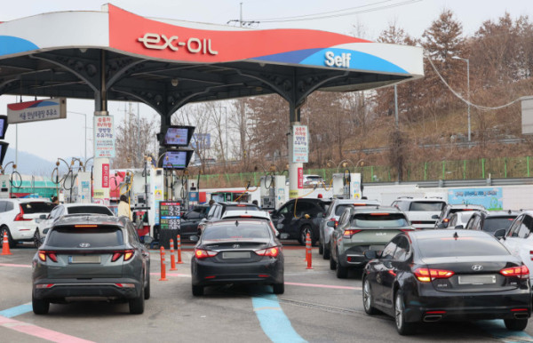 ▲국내 주유소 휘발유와 경유 가격이 3주 연속 하락한 가운데 28일 서울 서초구 만남의 광장 주유소에서 시민들이 주유를 하고 있다. 한국석유공사 유가정보시스템 오피넷에 따르면 12월 넷째 주 전국 주유소 휘발유 평균 판매 가격은 전주 대비 리터당 6.5원 내린 1735.3원을 기록했다. 경유 평균 판매 가격은 한 주 사이 11원 내린 리터당 1641.7원으로 집계됐다. 국제유가 변동은 보통 2∼3주 시차를 두고 국내 유가에 반영되는 가운데, 대한석유협회는 환율 상승에도 국제유가 하락 흐름이 이어지고 있다며 국내 주유소 기름값은 이번주에도 하락세를 보일 것이라고 전망했다. 신태현 기자 holjjak@