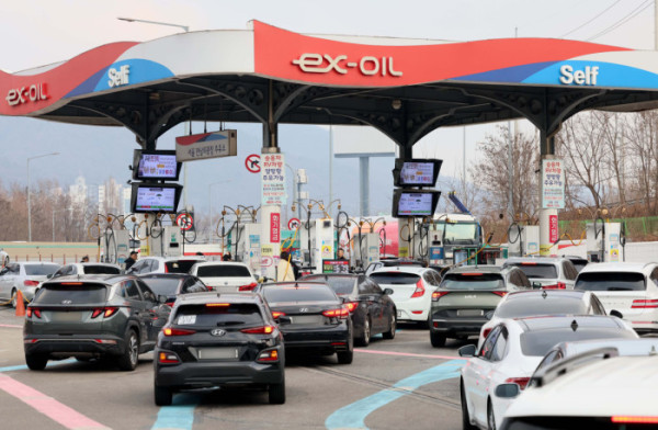 ▲국내 주유소 휘발유와 경유 가격이 3주 연속 하락한 가운데 28일 서울 서초구 만남의 광장 주유소에서 시민들이 주유를 하고 있다. 한국석유공사 유가정보시스템 오피넷에 따르면 12월 넷째 주 전국 주유소 휘발유 평균 판매 가격은 전주 대비 리터당 6.5원 내린 1735.3원을 기록했다. 경유 평균 판매 가격은 한 주 사이 11원 내린 리터당 1641.7원으로 집계됐다. 국제유가 변동은 보통 2∼3주 시차를 두고 국내 유가에 반영되는 가운데, 대한석유협회는 환율 상승에도 국제유가 하락 흐름이 이어지고 있다며 국내 주유소 기름값은 이번주에도 하락세를 보일 것이라고 전망했다. 신태현 기자 holjjak@