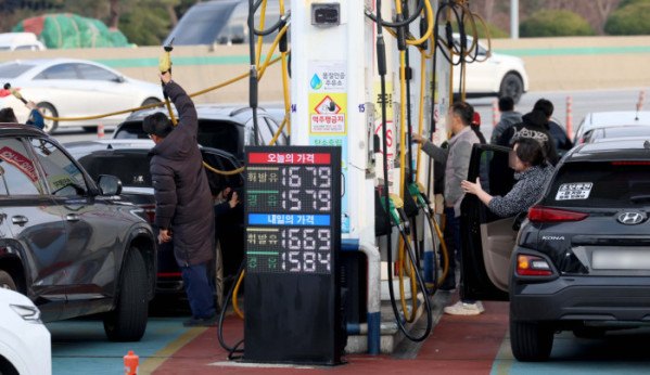 ▲국내 주유소 휘발유와 경유 가격이 3주 연속 하락한 가운데 28일 서울 서초구 만남의 광장 주유소에서 시민들이 주유를 하고 있다. 한국석유공사 유가정보시스템 오피넷에 따르면 12월 넷째 주 전국 주유소 휘발유 평균 판매 가격은 전주 대비 리터당 6.5원 내린 1735.3원을 기록했다. 경유 평균 판매 가격은 한 주 사이 11원 내린 리터당 1641.7원으로 집계됐다. 국제유가 변동은 보통 2∼3주 시차를 두고 국내 유가에 반영되는 가운데, 대한석유협회는 환율 상승에도 국제유가 하락 흐름이 이어지고 있다며 국내 주유소 기름값은 이번주에도 하락세를 보일 것이라고 전망했다. 신태현 기자 holjjak@