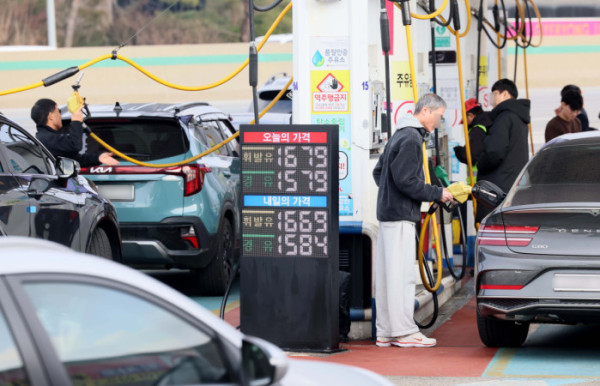 ▲국내 주유소 휘발유와 경유 가격이 3주 연속 하락한 가운데 28일 서울 서초구 만남의 광장 주유소에서 시민들이 주유를 하고 있다. 한국석유공사 유가정보시스템 오피넷에 따르면 12월 넷째 주 전국 주유소 휘발유 평균 판매 가격은 전주 대비 리터당 6.5원 내린 1735.3원을 기록했다. 경유 평균 판매 가격은 한 주 사이 11원 내린 리터당 1641.7원으로 집계됐다. 국제유가 변동은 보통 2∼3주 시차를 두고 국내 유가에 반영되는 가운데, 대한석유협회는 환율 상승에도 국제유가 하락 흐름이 이어지고 있다며 국내 주유소 기름값은 이번주에도 하락세를 보일 것이라고 전망했다. 신태현 기자 holjjak@