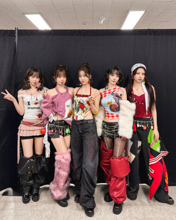 ▲'KBS 가요대축제' 무대에 오르기 전 르세라핌(사진제공=쏘스뮤직)