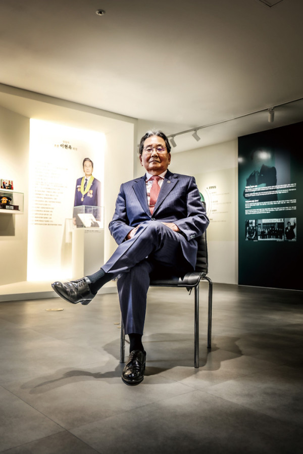 ▲상훈유통 역사기념관에서 포즈를 취한 이현옥 회장.(주민욱 프리랜서)