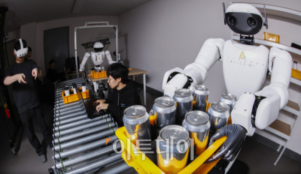 ▲AI 대전환은 소프트웨어 중심의 기술 경쟁을 넘어 실제 산업 현장으로 깊숙이 확장되고 있다. 인식과 판단을 넘어 물리적 작업을 수행하는 ‘피지컬 AI’는 제조업은 물론 조선·건설 등 고위험·고강도 산업에서 반복 공정을 대체하며 생산성과 비용 구조를 동시에 재편하는 핵심 기술로 부상했다. 새해를 앞두고 경기 안산시 에이로봇 연구소에서 휴머노이드 로봇 ‘앨리스4’와 ‘앨리스 M1’이 실제 산업 현장 투입을 염두에 둔 제조 공정 작업을 시연하고 있다. 산업 전반에서 인간과 로봇의 역할 분담이 본격화되는 전환점이 가시화되고 있다. 조현호 기자 hyunho@