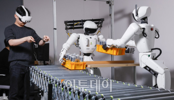 ▲AI 대전환은 소프트웨어 중심의 기술 경쟁을 넘어 실제 산업 현장으로 깊숙이 확장되고 있다. 인식과 판단을 넘어 물리적 작업을 수행하는 ‘피지컬 AI’는 제조업은 물론 조선·건설 등 고위험·고강도 산업에서 반복 공정을 대체하며 생산성과 비용 구조를 동시에 재편하는 핵심 기술로 부상했다. 새해를 앞두고 경기 안산시 에이로봇 연구소에서 휴머노이드 로봇 ‘앨리스4’와 ‘앨리스 M1’이 실제 산업 현장 투입을 염두에 둔 제조 공정 작업을 시연하고 있다. 산업 전반에서 인간과 로봇의 역할 분담이 본격화되는 전환점이 가시화되고 있다. 조현호 기자 hyunho@