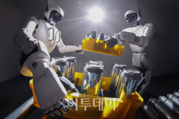 ▲AI 대전환은 소프트웨어 중심의 기술 경쟁을 넘어 실제 산업 현장으로 깊숙이 확장되고 있다. 인식과 판단을 넘어 물리적 작업을 수행하는 ‘피지컬 AI’는 제조업은 물론 조선·건설 등 고위험·고강도 산업에서 반복 공정을 대체하며 생산성과 비용 구조를 동시에 재편하는 핵심 기술로 부상했다. 새해를 앞두고 경기 안산시 에이로봇 연구소에서 휴머노이드 로봇 ‘앨리스4’와 ‘앨리스 M1’이 실제 산업 현장 투입을 염두에 둔 제조 공정 작업을 시연하고 있다. 산업 전반에서 인간과 로봇의 역할 분담이 본격화되는 전환점이 가시화되고 있다. 조현호 기자 hyunho@