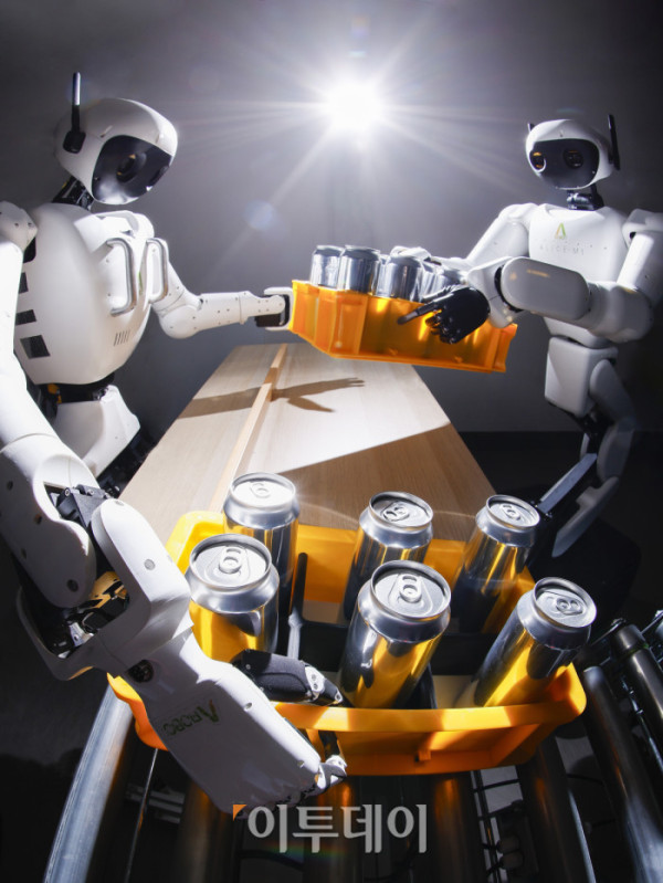 ▲AI 대전환은 소프트웨어 중심의 기술 경쟁을 넘어 실제 산업 현장으로 깊숙이 확장되고 있다. 인식과 판단을 넘어 물리적 작업을 수행하는 ‘피지컬 AI’는 제조업은 물론 조선·건설 등 고위험·고강도 산업에서 반복 공정을 대체하며 생산성과 비용 구조를 동시에 재편하는 핵심 기술로 부상했다. 새해를 앞두고 경기 안산시 에이로봇 연구소에서 휴머노이드 로봇 ‘앨리스4’와 ‘앨리스 M1’이 실제 산업 현장 투입을 염두에 둔 제조 공정 작업을 시연하고 있다. 산업 전반에서 인간과 로봇의 역할 분담이 본격화되는 전환점이 가시화되고 있다. 조현호 기자 hyunho@