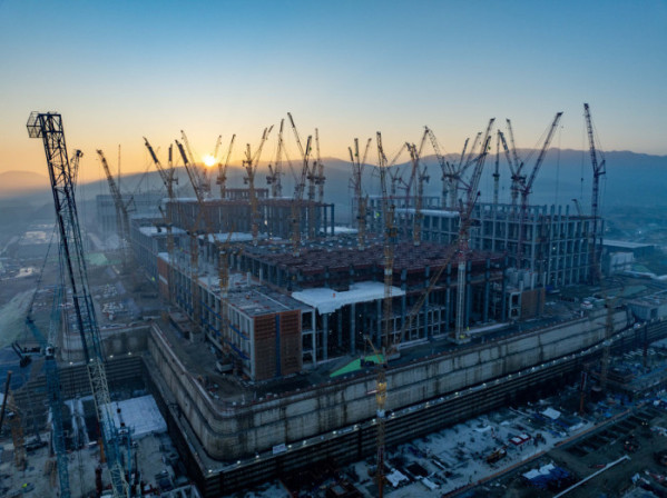 ▲인공지능(AI) 시대, 반도체 산업이 국가 경쟁력의 핵심으로 자리잡았다. 경기 용인시 SK하이닉스 반도체 클러스터 건설 현장의 수십대 대형 크레인 옆으로 병오년(丙午年)의 아침해가 힘차게 떠오르고 있다. 2027년 1기 팹(공장·Fab) 가동을 목표로 하는 이곳은 고대역폭메모리(HBM), AI특화 D램 등을 생산할 미래 생산기지가 된다. SK하이닉스는 30년 뒤인 2056년까지 용인 반도체 클러스터에 집중적인 투자를 계속해 AI 메모리 기술 혁신을 주도하겠다는 방침이다. 정부는 올해부터 인공지능(AI) 기반 신산업 창출을 위한 ‘AI 대전환 전략’을 본격화한다. 대한민국 경제 재도약을 위한 심장이 뛰기 시작했다. (사진설명보충예정) 신태현 기자 holjjak@