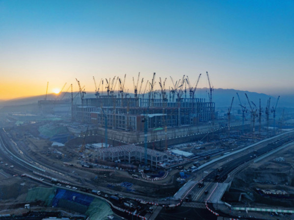 ▲인공지능(AI) 시대, 반도체 산업이 국가 경쟁력의 핵심으로 자리잡았다. 경기 용인시 SK하이닉스 반도체 클러스터 건설 현장의 수십대 대형 크레인 옆으로 병오년(丙午年)의 아침해가 힘차게 떠오르고 있다. 2027년 1기 팹(공장·Fab) 가동을 목표로 하는 이곳은 고대역폭메모리(HBM), AI특화 D램 등을 생산할 미래 생산기지가 된다. SK하이닉스는 30년 뒤인 2056년까지 용인 반도체 클러스터에 집중적인 투자를 계속해 AI 메모리 기술 혁신을 주도하겠다는 방침이다. 정부는 올해부터 인공지능(AI) 기반 신산업 창출을 위한 ‘AI 대전환 전략’을 본격화한다. 대한민국 경제 재도약을 위한 심장이 뛰기 시작했다. (사진설명보충예정) 신태현 기자 holjjak@