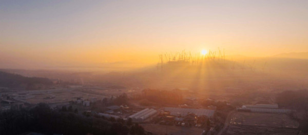 ▲인공지능(AI) 시대, 반도체 산업이 국가 경쟁력의 핵심으로 자리잡았다. 경기 용인시 SK하이닉스 반도체 클러스터 건설 현장의 수십대 대형 크레인 옆으로 병오년(丙午年)의 아침해가 힘차게 떠오르고 있다. 2027년 1기 팹(공장·Fab) 가동을 목표로 하는 이곳은 고대역폭메모리(HBM), AI특화 D램 등을 생산할 미래 생산기지가 된다. SK하이닉스는 30년 뒤인 2056년까지 용인 반도체 클러스터에 집중적인 투자를 계속해 AI 메모리 기술 혁신을 주도하겠다는 방침이다. 정부는 올해부터 인공지능(AI) 기반 신산업 창출을 위한 ‘AI 대전환 전략’을 본격화한다. 대한민국 경제 재도약을 위한 심장이 뛰기 시작했다. (사진설명보충예정) 신태현 기자 holjjak@