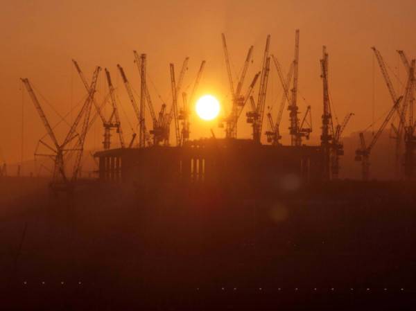 ▲인공지능(AI) 시대, 반도체 산업이 국가 경쟁력의 핵심으로 자리잡았다. 경기 용인시 SK하이닉스 반도체 클러스터 건설 현장의 수십대 대형 크레인 옆으로 병오년(丙午年)의 아침해가 힘차게 떠오르고 있다. 2027년 1기 팹(공장·Fab) 가동을 목표로 하는 이곳은 고대역폭메모리(HBM), AI특화 D램 등을 생산할 미래 생산기지가 된다. SK하이닉스는 30년 뒤인 2056년까지 용인 반도체 클러스터에 집중적인 투자를 계속해 AI 메모리 기술 혁신을 주도하겠다는 방침이다. 정부는 올해부터 인공지능(AI) 기반 신산업 창출을 위한 ‘AI 대전환 전략’을 본격화한다. 대한민국 경제 재도약을 위한 심장이 뛰기 시작했다. (사진설명보충예정) 신태현 기자 holjjak@