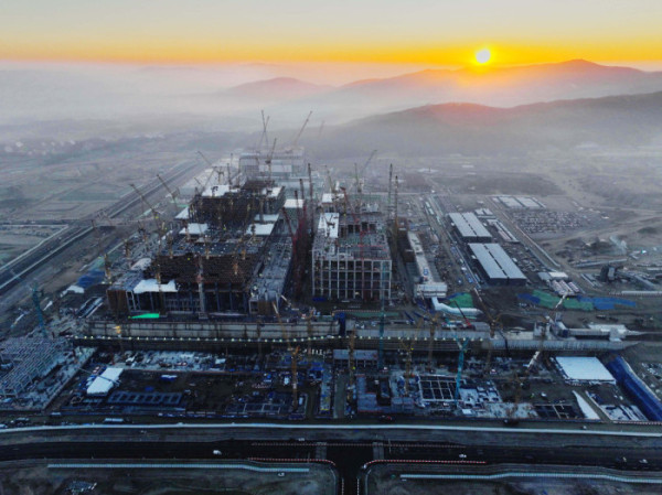 ▲인공지능(AI) 시대, 반도체 산업이 국가 경쟁력의 핵심으로 자리잡았다. 경기 용인시 SK하이닉스 반도체 클러스터 건설 현장의 수십대 대형 크레인 옆으로 병오년(丙午年)의 아침해가 힘차게 떠오르고 있다. 2027년 1기 팹(공장·Fab) 가동을 목표로 하는 이곳은 고대역폭메모리(HBM), AI특화 D램 등을 생산할 미래 생산기지가 된다. SK하이닉스는 30년 뒤인 2056년까지 용인 반도체 클러스터에 집중적인 투자를 계속해 AI 메모리 기술 혁신을 주도하겠다는 방침이다. 정부는 올해부터 인공지능(AI) 기반 신산업 창출을 위한 ‘AI 대전환 전략’을 본격화한다. 대한민국 경제 재도약을 위한 심장이 뛰기 시작했다. (사진설명보충예정) 신태현 기자 holjjak@