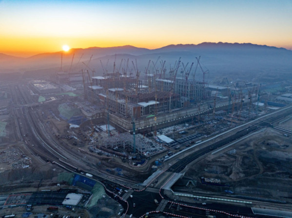 ▲인공지능(AI) 시대, 반도체 산업이 국가 경쟁력의 핵심으로 자리잡았다. 경기 용인시 SK하이닉스 반도체 클러스터 건설 현장의 수십대 대형 크레인 옆으로 병오년(丙午年)의 아침해가 힘차게 떠오르고 있다. 2027년 1기 팹(공장·Fab) 가동을 목표로 하는 이곳은 고대역폭메모리(HBM), AI특화 D램 등을 생산할 미래 생산기지가 된다. SK하이닉스는 30년 뒤인 2056년까지 용인 반도체 클러스터에 집중적인 투자를 계속해 AI 메모리 기술 혁신을 주도하겠다는 방침이다. 정부는 올해부터 인공지능(AI) 기반 신산업 창출을 위한 ‘AI 대전환 전략’을 본격화한다. 대한민국 경제 재도약을 위한 심장이 뛰기 시작했다. (사진설명보충예정) 신태현 기자 holjjak@