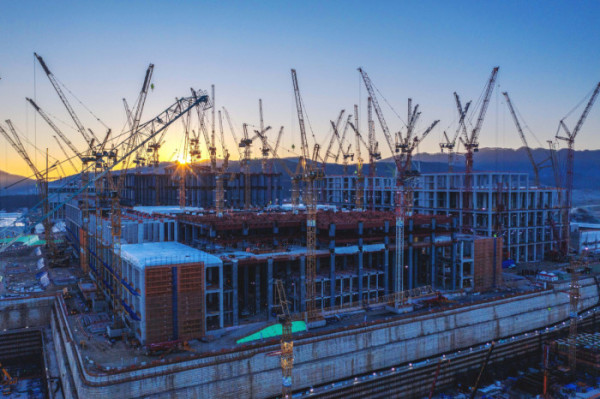 ▲인공지능(AI) 시대, 반도체 산업이 국가 경쟁력의 핵심으로 자리잡았다. 경기 용인시 SK하이닉스 반도체 클러스터 건설 현장의 수십대 대형 크레인 옆으로 병오년(丙午年)의 아침해가 힘차게 떠오르고 있다. 2027년 1기 팹(공장·Fab) 가동을 목표로 하는 이곳은 고대역폭메모리(HBM), AI특화 D램 등을 생산할 미래 생산기지가 된다. SK하이닉스는 30년 뒤인 2056년까지 용인 반도체 클러스터에 집중적인 투자를 계속해 AI 메모리 기술 혁신을 주도하겠다는 방침이다. 정부는 올해부터 인공지능(AI) 기반 신산업 창출을 위한 ‘AI 대전환 전략’을 본격화한다. 대한민국 경제 재도약을 위한 심장이 뛰기 시작했다. (사진설명보충예정) 신태현 기자 holjjak@