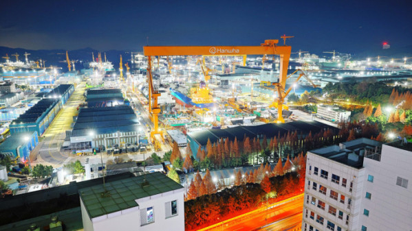 ▲경남 거제시 한화오션 거제사업장이 해가져도 활기찬 모습을 보이고 있다. 10년만에 찾아온 조선업 활황, 한국형 핵잠수함 건조 등의 호재와 마스가(MASGA‧미국 조선업을 다시 위대하게) 사업에서 핵심적인 역할을 할 것으로 기대되는 한화오션을 비롯한 우리나라 조선산업의 2026년 새해가 밝다. 신태현 기자 hoiljjak@ (사진설명 보충예정)