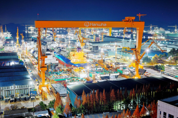 ▲경남 거제시 한화오션 거제사업장이 해가져도 활기찬 모습을 보이고 있다. 10년만에 찾아온 조선업 활황, 한국형 핵잠수함 건조 등의 호재와 마스가(MASGA‧미국 조선업을 다시 위대하게) 사업에서 핵심적인 역할을 할 것으로 기대되는 한화오션을 비롯한 우리나라 조선산업의 2026년 새해가 밝다. 신태현 기자 hoiljjak@ (사진설명 보충예정)