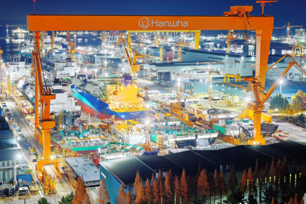 ▲경남 거제시 한화오션 거제사업장이 해가져도 활기찬 모습을 보이고 있다. 10년만에 찾아온 조선업 활황, 한국형 핵잠수함 건조 등의 호재와 마스가(MASGA‧미국 조선업을 다시 위대하게) 사업에서 핵심적인 역할을 할 것으로 기대되는 한화오션을 비롯한 우리나라 조선산업의 2026년 새해가 밝다. 신태현 기자 hoiljjak@ (사진설명 보충예정)