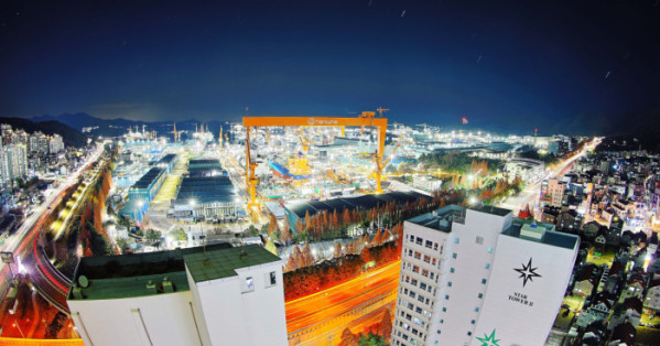 ▲경남 거제시 한화오션 거제사업장이 해가져도 활기찬 모습을 보이고 있다. 10년만에 찾아온 조선업 활황, 한국형 핵잠수함 건조 등의 호재와 마스가(MASGA‧미국 조선업을 다시 위대하게) 사업에서 핵심적인 역할을 할 것으로 기대되는 한화오션을 비롯한 우리나라 조선산업의 2026년 새해가 밝다. 신태현 기자 hoiljjak@ (사진설명 보충예정)