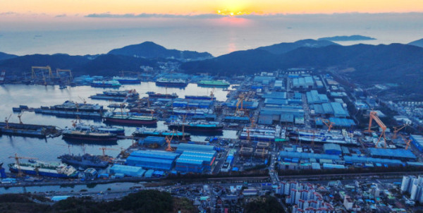 ▲경남 거제시 한화오션 거제사업장 뒤로 병오년(丙午年)의 아침해가 힘차게 떠오르고 있다. 10년만에 찾아온 조선업 활황, 한국형 핵잠수함 건조 등의 호재와 마스가(MASGA‧미국 조선업을 다시 위대하게) 사업에서 핵심적인 역할을 할 것으로 기대되는 한화오션을 비롯한 우리나라 조선산업의 2026년이 밝다. (사진설명 보충예정) 신태현 기자 holjjak@