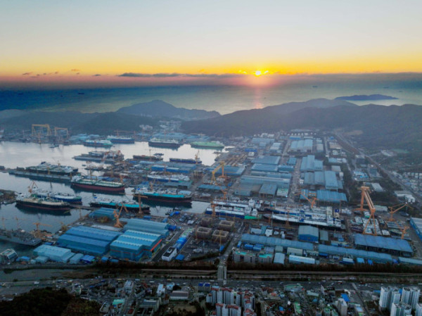 ▲경남 거제시 한화오션 거제사업장 뒤로 병오년(丙午年)의 아침해가 힘차게 떠오르고 있다. 10년만에 찾아온 조선업 활황, 한국형 핵잠수함 건조 등의 호재와 마스가(MASGA‧미국 조선업을 다시 위대하게) 사업에서 핵심적인 역할을 할 것으로 기대되는 한화오션을 비롯한 우리나라 조선산업의 2026년이 밝다. (사진설명 보충예정) 신태현 기자 holjjak@