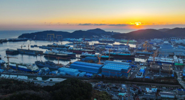 ▲경남 거제시 한화오션 거제사업장 뒤로 병오년(丙午年)의 아침해가 힘차게 떠오르고 있다. 10년만에 찾아온 조선업 활황, 한국형 핵잠수함 건조 등의 호재와 마스가(MASGA‧미국 조선업을 다시 위대하게) 사업에서 핵심적인 역할을 할 것으로 기대되는 한화오션을 비롯한 우리나라 조선산업의 2026년이 밝다. (사진설명 보충예정) 신태현 기자 holjjak@