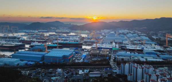 ▲경남 거제시 한화오션 거제사업장 뒤로 병오년(丙午年)의 아침해가 힘차게 떠오르고 있다. 10년만에 찾아온 조선업 활황, 한국형 핵잠수함 건조 등의 호재와 마스가(MASGA‧미국 조선업을 다시 위대하게) 사업에서 핵심적인 역할을 할 것으로 기대되는 한화오션을 비롯한 우리나라 조선산업의 2026년이 밝다. (사진설명 보충예정) 신태현 기자 holjjak@
