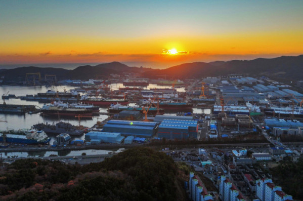 ▲경남 거제시 한화오션 거제사업장 뒤로 병오년(丙午年)의 아침해가 힘차게 떠오르고 있다. 10년만에 찾아온 조선업 활황, 한국형 핵잠수함 건조 등의 호재와 마스가(MASGA‧미국 조선업을 다시 위대하게) 사업에서 핵심적인 역할을 할 것으로 기대되는 한화오션을 비롯한 우리나라 조선산업의 2026년이 밝다. (사진설명 보충예정) 신태현 기자 holjjak@