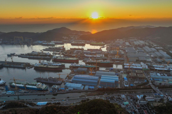 ▲경남 거제시 한화오션 거제사업장 뒤로 병오년(丙午年)의 아침해가 힘차게 떠오르고 있다. 10년만에 찾아온 조선업 활황, 한국형 핵잠수함 건조 등의 호재와 마스가(MASGA‧미국 조선업을 다시 위대하게) 사업에서 핵심적인 역할을 할 것으로 기대되는 한화오션을 비롯한 우리나라 조선산업의 2026년이 밝다. (사진설명 보충예정) 신태현 기자 holjjak@