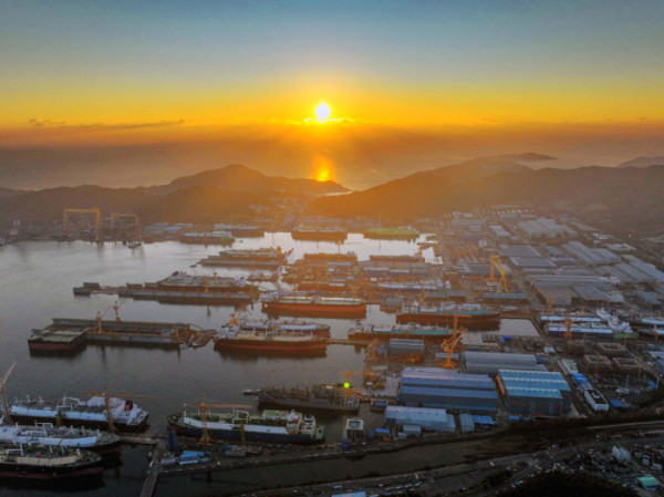▲경남 거제시 한화오션 거제사업장 뒤로 병오년(丙午年)의 아침해가 힘차게 떠오르고 있다. 10년만에 찾아온 조선업 활황, 한국형 핵잠수함 건조 등의 호재와 마스가(MASGA‧미국 조선업을 다시 위대하게) 사업에서 핵심적인 역할을 할 것으로 기대되는 한화오션을 비롯한 우리나라 조선산업의 2026년이 밝다. (사진설명 보충예정) 신태현 기자 holjjak@