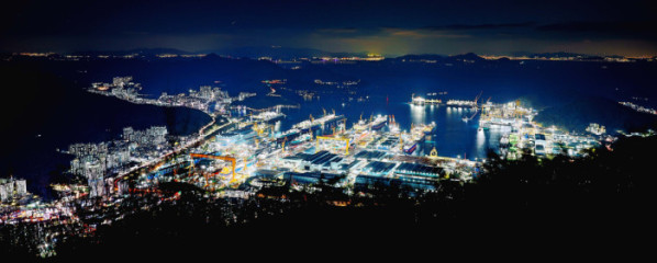 ▲경남 거제시 한화오션 거제사업장이 해가져도 활기찬 모습을 보이고 있다. 10년만에 찾아온 조선업 활황, 한국형 핵잠수함 건조 등의 호재와 마스가(MASGA‧미국 조선업을 다시 위대하게) 사업에서 핵심적인 역할을 할 것으로 기대되는 한화오션을 비롯한 우리나라 조선산업의 2026년 새해가 밝다. 신태현 기자 hoiljjak@ (사진설명 보충예정)