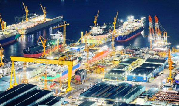 ▲경남 거제시 한화오션 거제사업장이 해가져도 활기찬 모습을 보이고 있다. 10년만에 찾아온 조선업 활황, 한국형 핵잠수함 건조 등의 호재와 마스가(MASGA‧미국 조선업을 다시 위대하게) 사업에서 핵심적인 역할을 할 것으로 기대되는 한화오션을 비롯한 우리나라 조선산업의 2026년 새해가 밝다. 신태현 기자 hoiljjak@ (사진설명 보충예정)