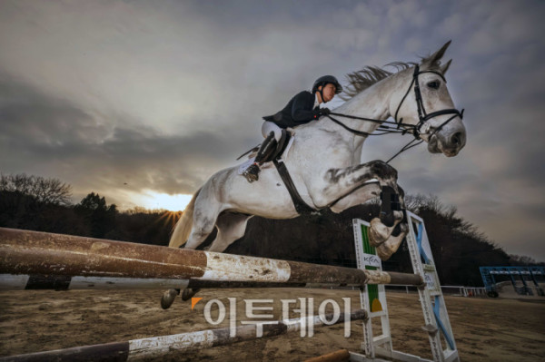 ▲병오년(丙午年) 붉은 말의 해를 맞아 경기도 고양 서삼릉 인근 한국마사회 원당종마목장에서 방시레 한국마사회 승마단 선수가 말과 함께 힘찬 도약을 펼치고 있다. 한국경제는 불확실성의 시간을 지나 다시 확장의 전환점을 맞이하고 있다. 반도체와 첨단산업의 회복을 축으로 수출이 살아나고 투자가 재개되며, 내수 역시 반등 국면에 들어서고 있다. 앞을 향해 달려나가는 말의 기세처럼 기업과 시장은 위기를 넘어 새로운 성장의 방향을 향해 움직인다. 새해의 출발선에서 한국 경제는 회복을 넘어 도약을 향한 발굽을 높이 든다. 고이란 기자 photoeran@ (이투데이DB)