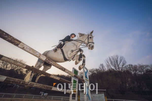 ▲병오년(丙午年) 붉은 말의 해를 맞아 경기도 고양 서삼릉 인근 한국마사회 원당종마목장에서 방시레 한국마사회 승마단 선수가 말과 함께 힘찬 도약을 펼치고 있다. 한국경제는 불확실성의 시간을 지나 다시 확장의 전환점을 맞이하고 있다. 반도체와 첨단산업의 회복을 축으로 수출이 살아나고 투자가 재개되며, 내수 역시 반등 국면에 들어서고 있다. 앞을 향해 달려나가는 말의 기세처럼 기업과 시장은 위기를 넘어 새로운 성장의 방향을 향해 움직인다. 새해의 출발선에서 한국 경제는 회복을 넘어 도약을 향한 발굽을 높이 든다. 고이란 기자 photoeran@ (이투데이DB)
