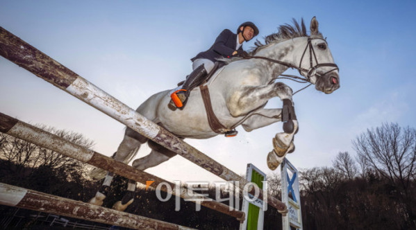 ▲병오년(丙午年) 붉은 말의 해를 맞아 경기도 고양 서삼릉 인근 한국마사회 원당종마목장에서 류시원 한국마사회 승마단 선수가 말과 함께 힘찬 도약을 펼치고 있다. 한국경제는 불확실성의 시간을 지나 다시 확장의 전환점을 맞이하고 있다. 반도체와 첨단산업의 회복을 축으로 수출이 살아나고 투자가 재개되며, 내수 역시 반등 국면에 들어서고 있다. 앞을 향해 달려나가는 말의 기세처럼 기업과 시장은 위기를 넘어 새로운 성장의 방향을 향해 움직인다. 새해의 출발선에서 한국 경제는 회복을 넘어 도약을 향한 발굽을 높이 든다. 고이란 기자 photoeran@ (이투데이DB)
