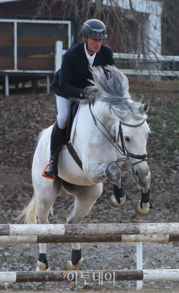 ▲병오년(丙午年) 붉은 말의 해를 맞아 경기도 고양 서삼릉 인근 한국마사회 원당종마목장에서 류시원 한국마사회 승마단 선수가 말과 함께 힘찬 도약을 펼치고 있다. 한국경제는 불확실성의 시간을 지나 다시 확장의 전환점을 맞이하고 있다. 반도체와 첨단산업의 회복을 축으로 수출이 살아나고 투자가 재개되며, 내수 역시 반등 국면에 들어서고 있다. 앞을 향해 달려나가는 말의 기세처럼 기업과 시장은 위기를 넘어 새로운 성장의 방향을 향해 움직인다. 새해의 출발선에서 한국 경제는 회복을 넘어 도약을 향한 발굽을 높이 든다. 고이란 기자 photoeran@ (이투데이DB)