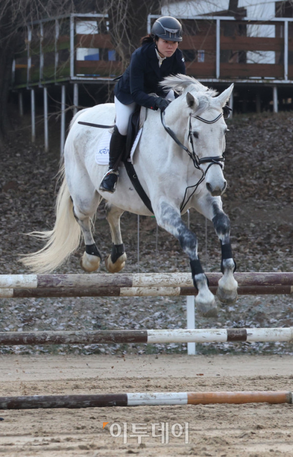 ▲병오년(丙午年) 붉은 말의 해를 맞아 경기도 고양 서삼릉 인근 한국마사회 원당종마목장에서 방시레 한국마사회 승마단 선수가 말과 함께 힘찬 도약을 펼치고 있다. 한국경제는 불확실성의 시간을 지나 다시 확장의 전환점을 맞이하고 있다. 반도체와 첨단산업의 회복을 축으로 수출이 살아나고 투자가 재개되며, 내수 역시 반등 국면에 들어서고 있다. 앞을 향해 달려나가는 말의 기세처럼 기업과 시장은 위기를 넘어 새로운 성장의 방향을 향해 움직인다. 새해의 출발선에서 한국 경제는 회복을 넘어 도약을 향한 발굽을 높이 든다. 고이란 기자 photoeran@ (이투데이DB)
