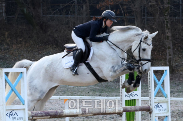 ▲병오년(丙午年) 붉은 말의 해를 맞아 경기도 고양 서삼릉 인근 한국마사회 원당종마목장에서 방시레 한국마사회 승마단 선수가 말과 함께 힘찬 도약을 펼치고 있다. 한국경제는 불확실성의 시간을 지나 다시 확장의 전환점을 맞이하고 있다. 반도체와 첨단산업의 회복을 축으로 수출이 살아나고 투자가 재개되며, 내수 역시 반등 국면에 들어서고 있다. 앞을 향해 달려나가는 말의 기세처럼 기업과 시장은 위기를 넘어 새로운 성장의 방향을 향해 움직인다. 새해의 출발선에서 한국 경제는 회복을 넘어 도약을 향한 발굽을 높이 든다. 고이란 기자 photoeran@ (이투데이DB)
