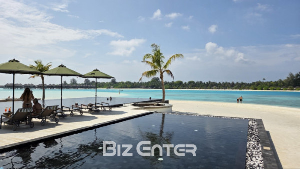 ▲몰디브 올후벨리 리조트 수영장(사진=문연배 기자)