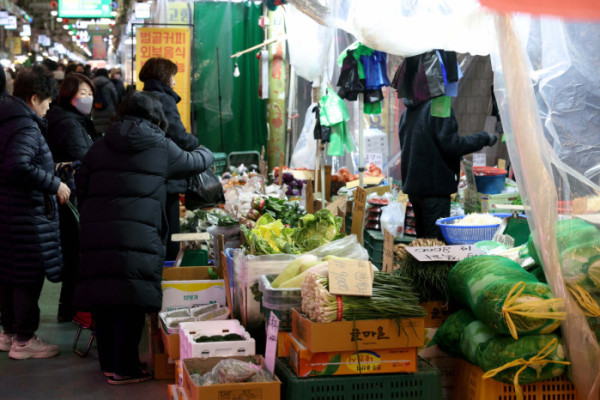 ▲올해 연간 소비자물가는 전년보다 2.1% 상승하며 코로나19 이후 5년 만에 가장 낮은 상승률을 기록했다. 가공식품과 석유류의 가격이 올랐으나, 농산물 상승폭이 둔화되면서 2%대 초반의 안정세를 나타냈다. 31일 국가데이터처의 '12월 및 연간 소비자물가동향'에 따르면 올해 연간 소비자물가지수는 116.61(2020=100)로 전년보다 2.1% 상승했다. 이는 2020년(0.5%) 이후 5년 만에 가장 낮은 상승폭이다. 연간 소비자물가는 2022년 5.1%를 기록한 이후 2023년 3.6%, 지난해 2.3% 등으로 오름폭이 축소됐다. 이날 서울 마포구 망원시장에서 시민들이 장을 보고 있다. 신태현 기자 holjjak@
