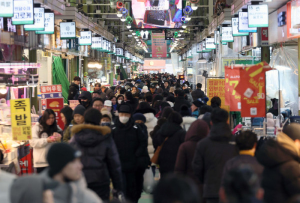 ▲올해 연간 소비자물가는 전년보다 2.1% 상승하며 코로나19 이후 5년 만에 가장 낮은 상승률을 기록했다. 가공식품과 석유류의 가격이 올랐으나, 농산물 상승폭이 둔화되면서 2%대 초반의 안정세를 나타냈다. 31일 국가데이터처의 '12월 및 연간 소비자물가동향'에 따르면 올해 연간 소비자물가지수는 116.61(2020=100)로 전년보다 2.1% 상승했다. 이는 2020년(0.5%) 이후 5년 만에 가장 낮은 상승폭이다. 연간 소비자물가는 2022년 5.1%를 기록한 이후 2023년 3.6%, 지난해 2.3% 등으로 오름폭이 축소됐다. 이날 서울 마포구 망원시장에서 시민들이 장을 보고 있다. 신태현 기자 holjjak@
