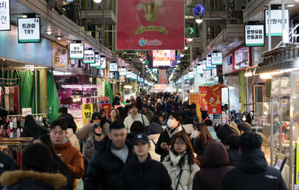 ▲올해 연간 소비자물가는 전년보다 2.1% 상승하며 코로나19 이후 5년 만에 가장 낮은 상승률을 기록했다. 가공식품과 석유류의 가격이 올랐으나, 농산물 상승폭이 둔화되면서 2%대 초반의 안정세를 나타냈다. 31일 국가데이터처의 '12월 및 연간 소비자물가동향'에 따르면 올해 연간 소비자물가지수는 116.61(2020=100)로 전년보다 2.1% 상승했다. 이는 2020년(0.5%) 이후 5년 만에 가장 낮은 상승폭이다. 연간 소비자물가는 2022년 5.1%를 기록한 이후 2023년 3.6%, 지난해 2.3% 등으로 오름폭이 축소됐다. 이날 서울 마포구 망원시장에서 시민들이 장을 보고 있다. 신태현 기자 holjjak@