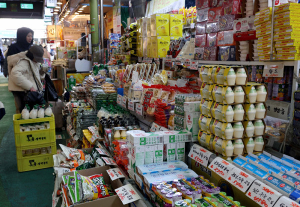 ▲올해 연간 소비자물가는 전년보다 2.1% 상승하며 코로나19 이후 5년 만에 가장 낮은 상승률을 기록했다. 가공식품과 석유류의 가격이 올랐으나, 농산물 상승폭이 둔화되면서 2%대 초반의 안정세를 나타냈다. 31일 국가데이터처의 '12월 및 연간 소비자물가동향'에 따르면 올해 연간 소비자물가지수는 116.61(2020=100)로 전년보다 2.1% 상승했다. 이는 2020년(0.5%) 이후 5년 만에 가장 낮은 상승폭이다. 연간 소비자물가는 2022년 5.1%를 기록한 이후 2023년 3.6%, 지난해 2.3% 등으로 오름폭이 축소됐다. 이날 서울 마포구 망원시장에서 시민들이 장을 보고 있다. 신태현 기자 holjjak@