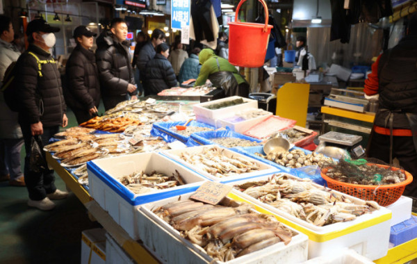 ▲올해 연간 소비자물가는 전년보다 2.1% 상승하며 코로나19 이후 5년 만에 가장 낮은 상승률을 기록했다. 가공식품과 석유류의 가격이 올랐으나, 농산물 상승폭이 둔화되면서 2%대 초반의 안정세를 나타냈다. 31일 국가데이터처의 '12월 및 연간 소비자물가동향'에 따르면 올해 연간 소비자물가지수는 116.61(2020=100)로 전년보다 2.1% 상승했다. 이는 2020년(0.5%) 이후 5년 만에 가장 낮은 상승폭이다. 연간 소비자물가는 2022년 5.1%를 기록한 이후 2023년 3.6%, 지난해 2.3% 등으로 오름폭이 축소됐다. 이날 서울 마포구 망원시장에서 시민들이 장을 보고 있다. 신태현 기자 holjjak@