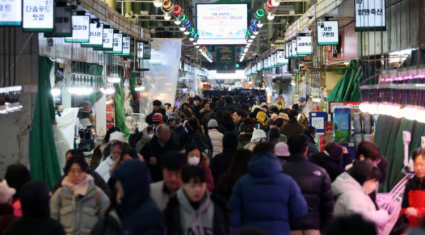 ▲올해 연간 소비자물가는 전년보다 2.1% 상승하며 코로나19 이후 5년 만에 가장 낮은 상승률을 기록했다. 가공식품과 석유류의 가격이 올랐으나, 농산물 상승폭이 둔화되면서 2%대 초반의 안정세를 나타냈다. 31일 국가데이터처의 '12월 및 연간 소비자물가동향'에 따르면 올해 연간 소비자물가지수는 116.61(2020=100)로 전년보다 2.1% 상승했다. 이는 2020년(0.5%) 이후 5년 만에 가장 낮은 상승폭이다. 연간 소비자물가는 2022년 5.1%를 기록한 이후 2023년 3.6%, 지난해 2.3% 등으로 오름폭이 축소됐다. 이날 서울 마포구 망원시장에서 시민들이 장을 보고 있다. 신태현 기자 holjjak@